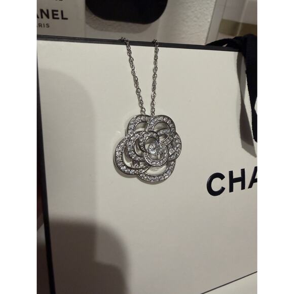 Chan*l Camillia necklacl silver - Picture 3 of 4